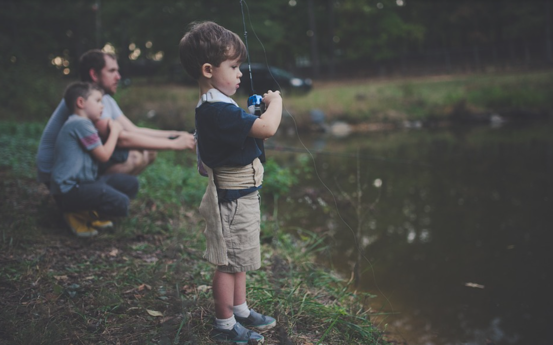 rybařící dítě